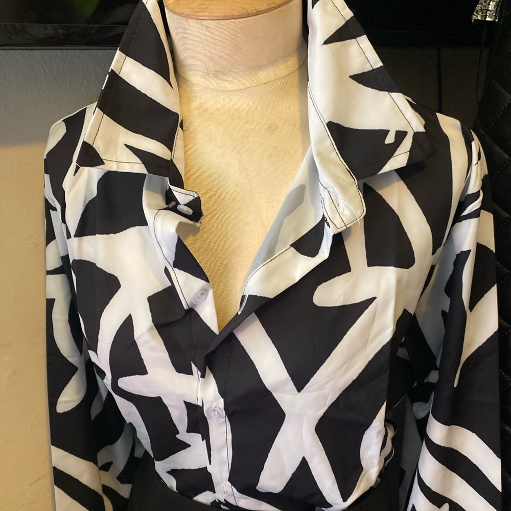 Gorgeous Zebra inspired black /white button down blouse